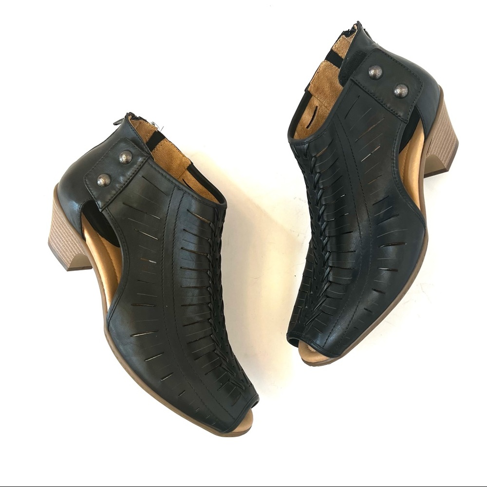 Earth Black CARSON VICKI Leather Gladiator Sandals B1/9